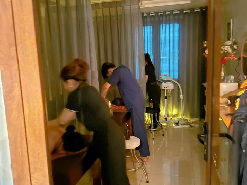 Khách massage cổ vai gáy